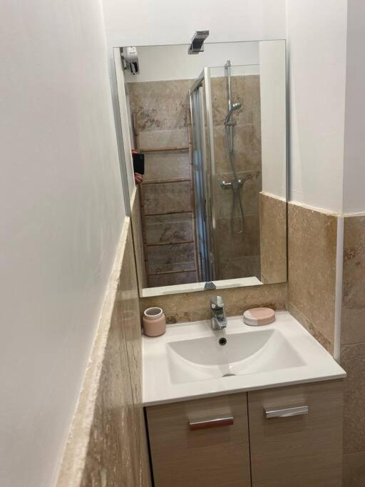 Apartment Avec Grande Cour Et Bassin Avignon