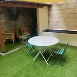 Studio Avec Grande Cour Et Bassin
